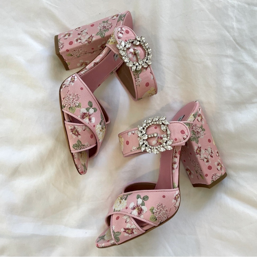 Stunning, RARE Tabitha Simmons “Rayner” shoe. Size 38.5 or US 7 New in box.